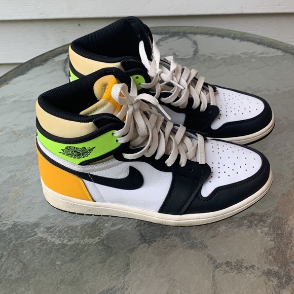 Jordan one retro high white black volt University gold size 8 1/2 - Picture 4 of 5